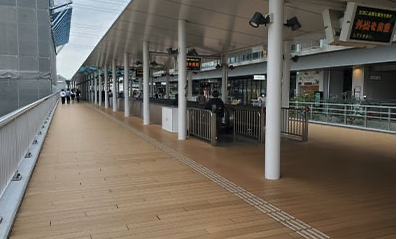 小田急海老名駅からJR海老名駅に直結している道の写真。