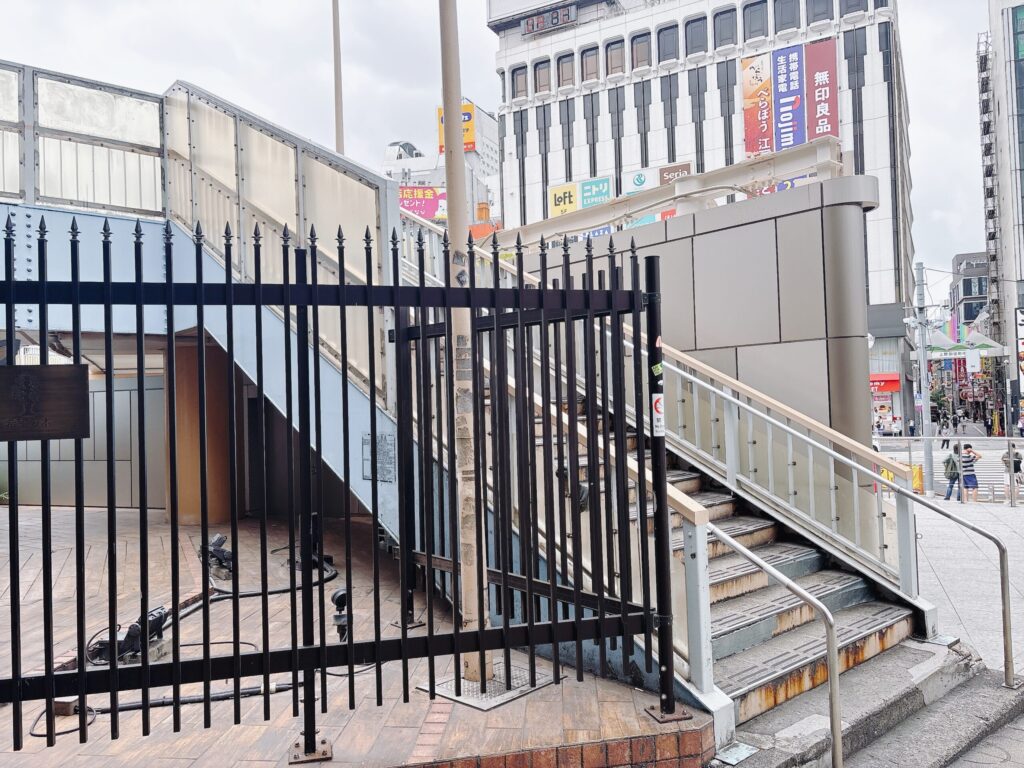 広小路口を出て左の歩道橋を上がる。